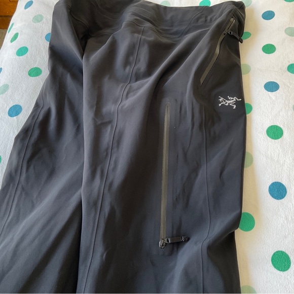 Arc’teryx Women’s black Ravenna Ski Pant, 14 R - Picture 9 of 9